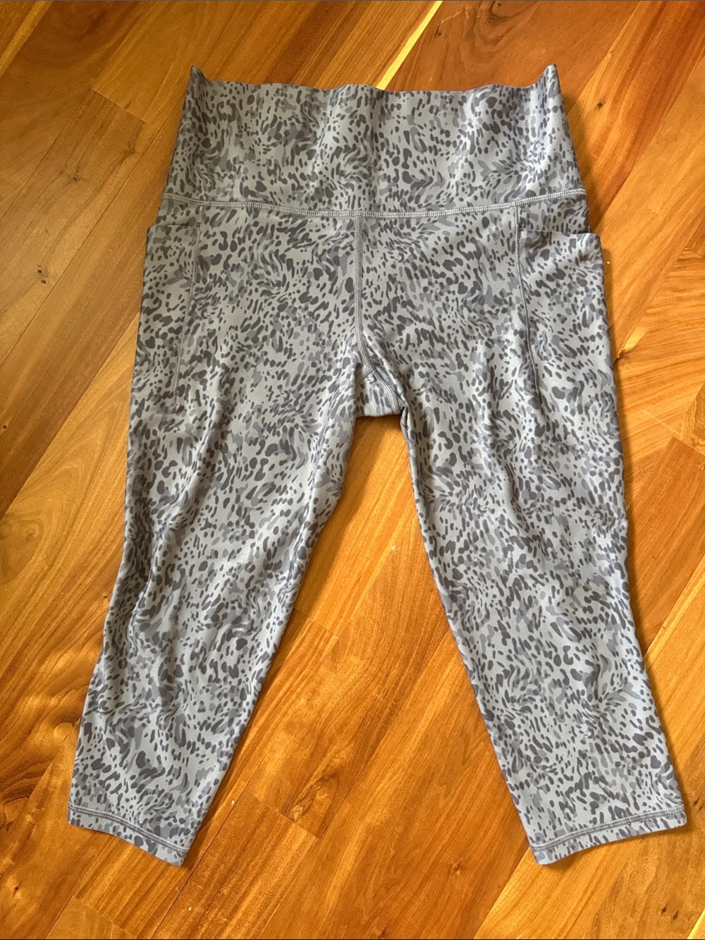 Athleta Salutation stash pocket 2 print capri